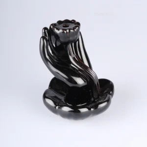 Krioklio efekto smilkalinė lotosas rankoje